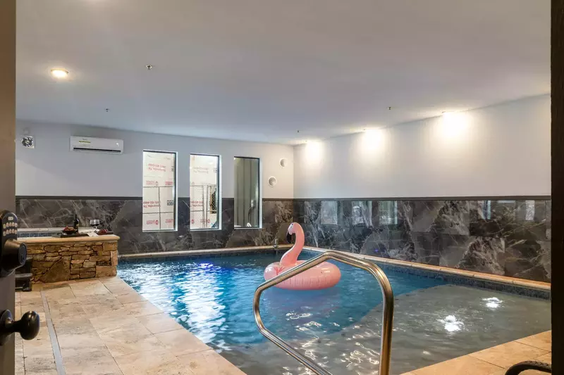 Splash 'N Views cabin indoor pool