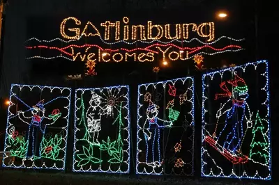 gatlinburg welcome sign light