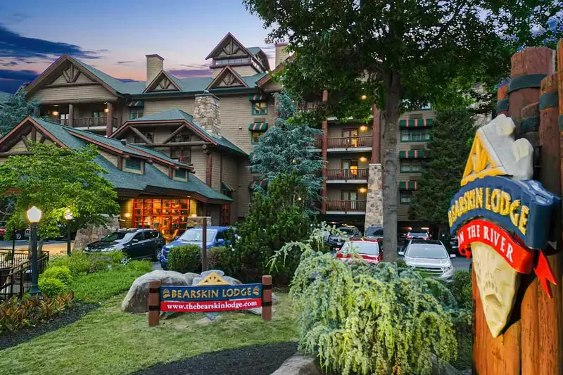 exterior of Bearskin Lodge on the River